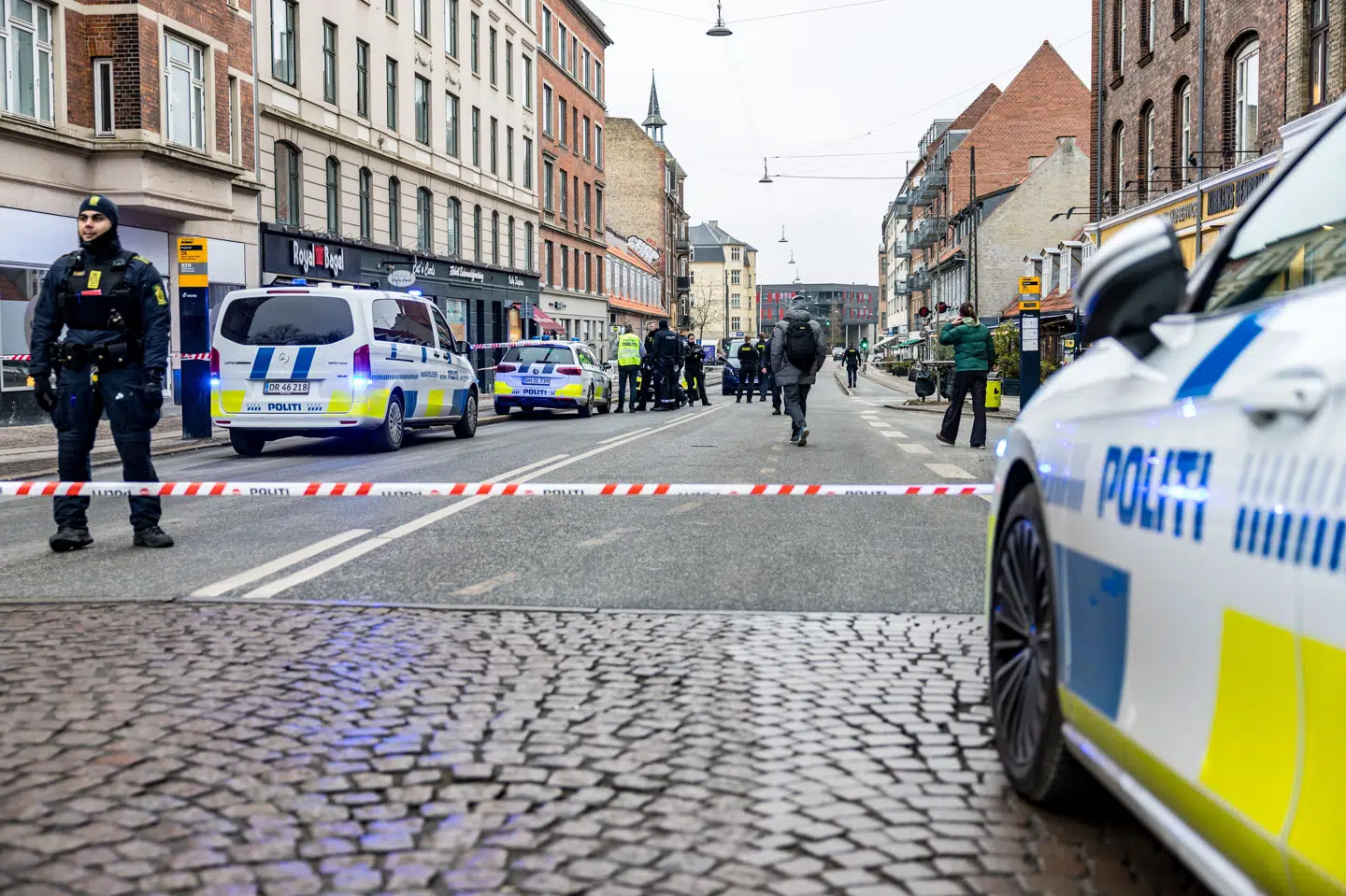 Politi og beredskab arbejder på Valby Langgade i København mandag.