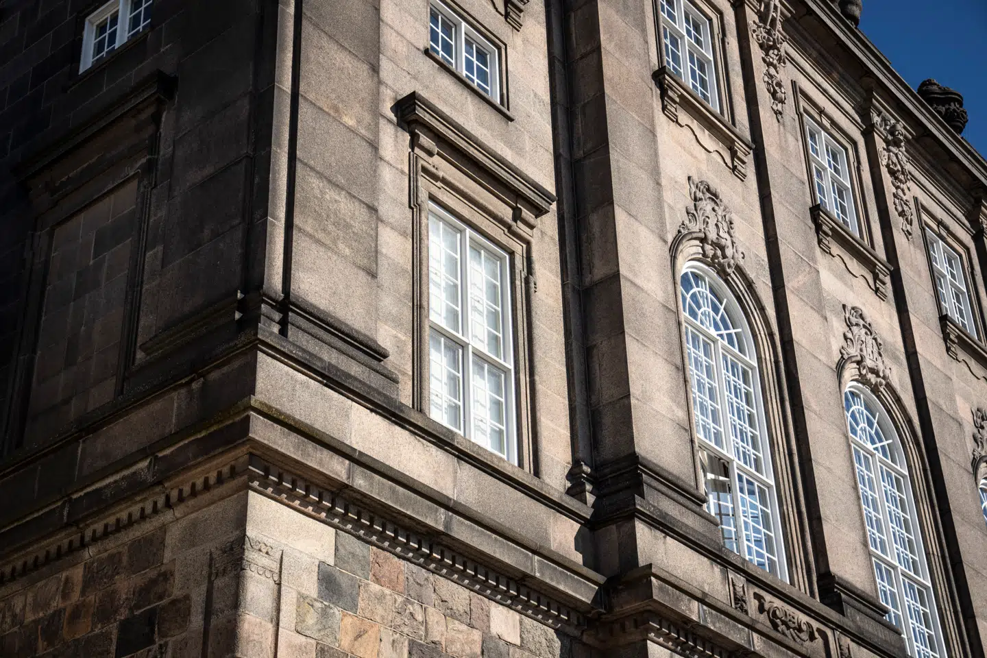 Lisa Perkins har tidligere siddet i Folketinget som stedfortræder for henholdsvis Alex Vanopslagh og Louise Brown. Hun har indtil i dag været folketingskandidat i Østjyllands Storkreds.