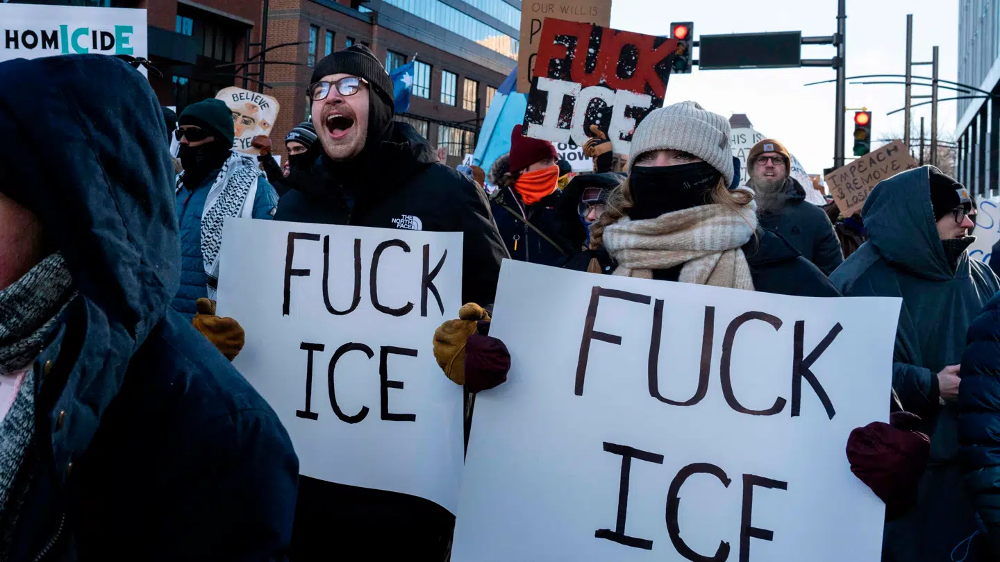 Demonstranter i Minneapolis, Minnesota, på gaden i protest mod ICE.