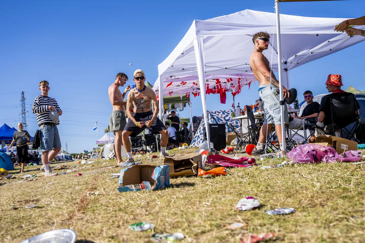 Roskilde Festival har gjort det forbudt at medbringe de billige, hvide pavilloner på campingområdet fra i år. (Arkivfoto).