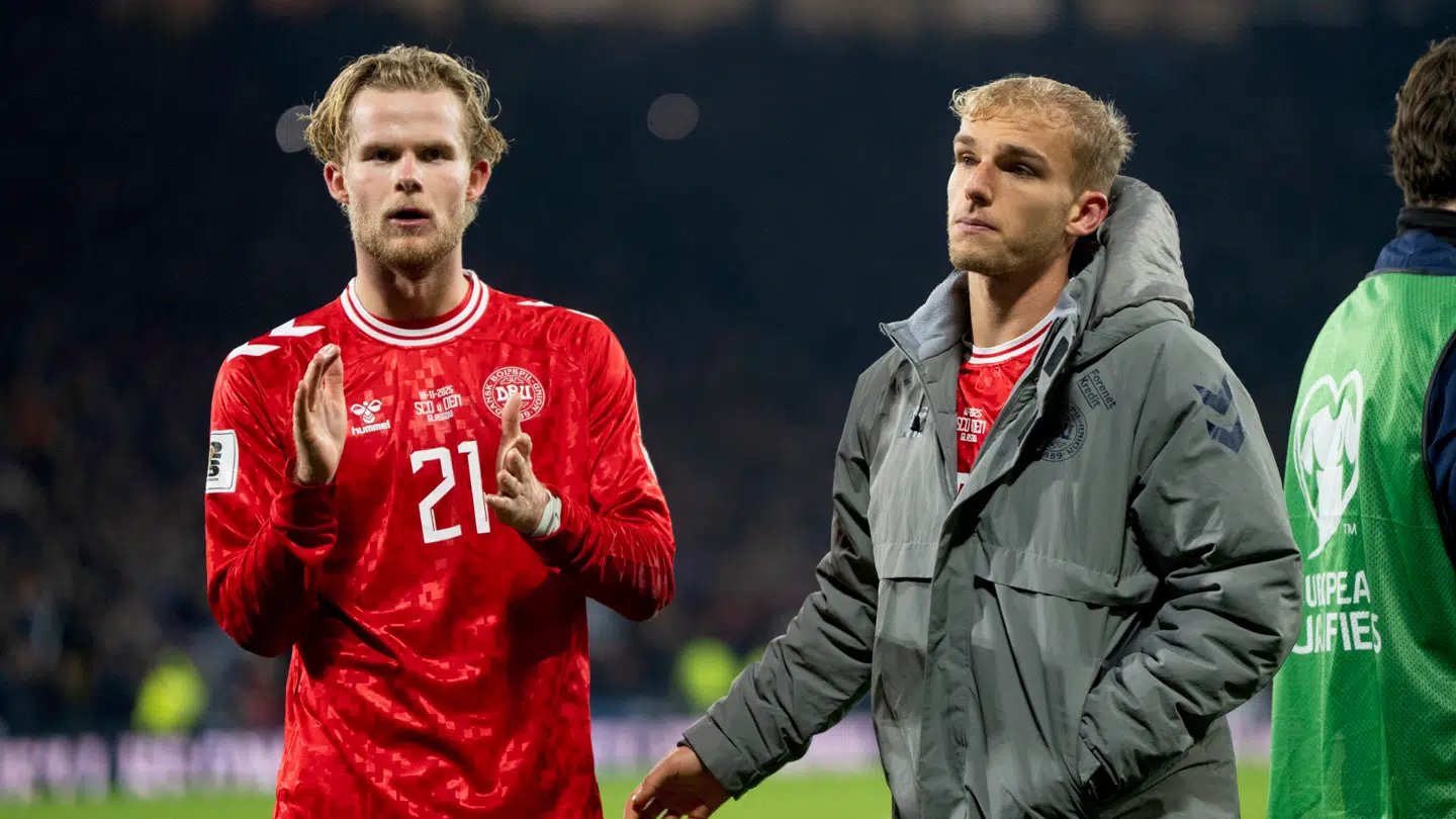 Danmarks Morten Hjulmand og Gustav Isaksen hilser på fansene efter VM kvalifikationskampen mellem Skotland og Danmark på Hampden Park i Glasgow tirsdag den 18. november 2025.