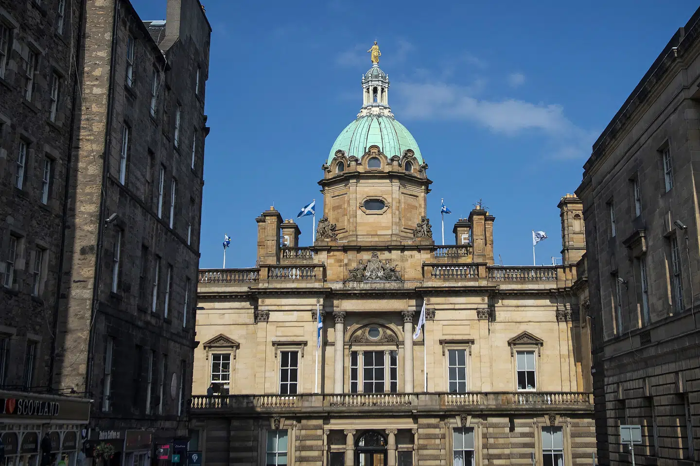 Bank of Scotlands hovedkontor i skotske Edinburgh er her fotograferet i 2019. Mandag har myndighederne meldt ud, at banken har fået en bøde for brud på sanktioner mod Rusland. (Arkivfoto).