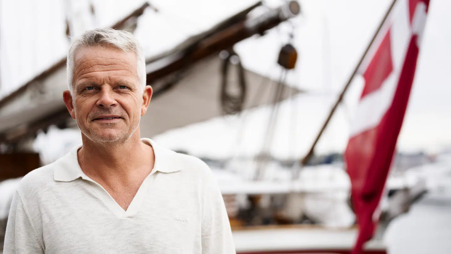 Tidligere professionel fodboldspiller og nuværende 'Robinson'-vært Jakob Kjeldbjerg kan som en dansker, der fandt sin livspartner i en brite og bosatte familien i Frankrig – og som nu har en datter, der flytter til København – have svært ved at bestemme sin plads i verden.