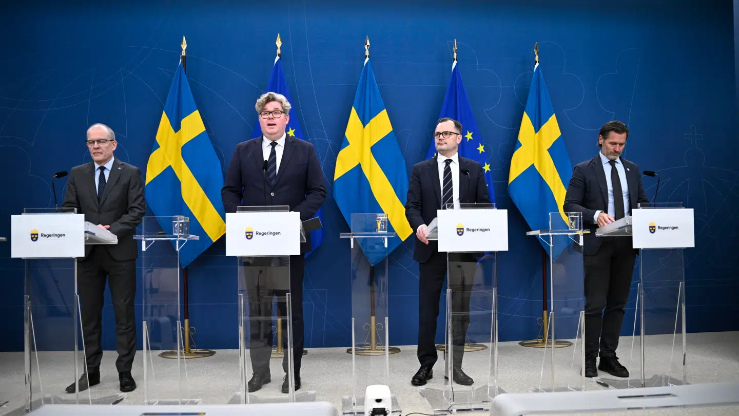 Sveriges justitsminister, Gunnar Strömmer (anden fra venstre, red.), har mandag præsenteret den svenske regerings nye forslag om at sænke den kriminelle lavalder på et pressemøde.