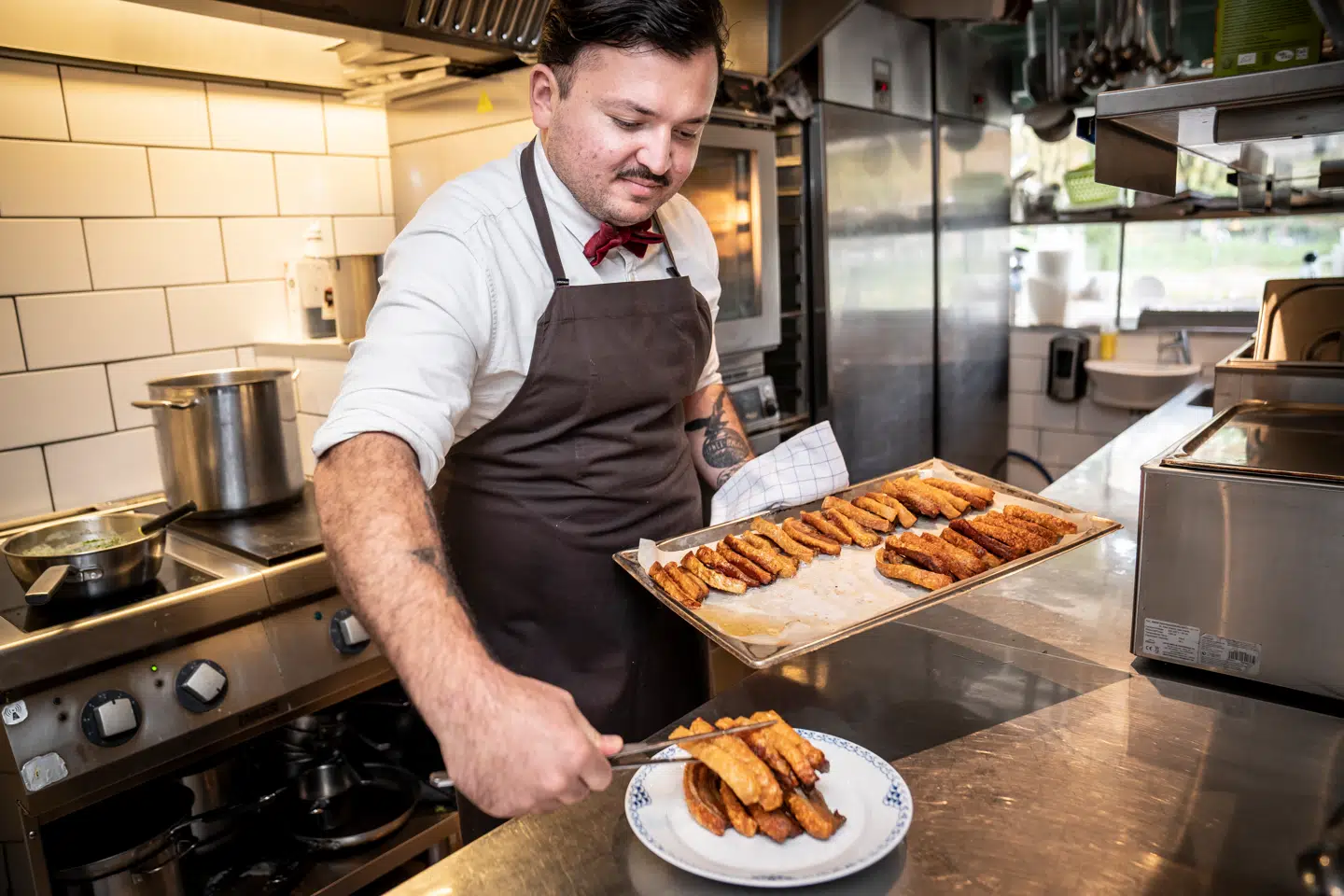 Tv-kok Umut Sakarya driver sin restaurant Guldkroen som en pop op-restaurant rundt i landet, og så laver han mad på YouTube og holder foredrag.