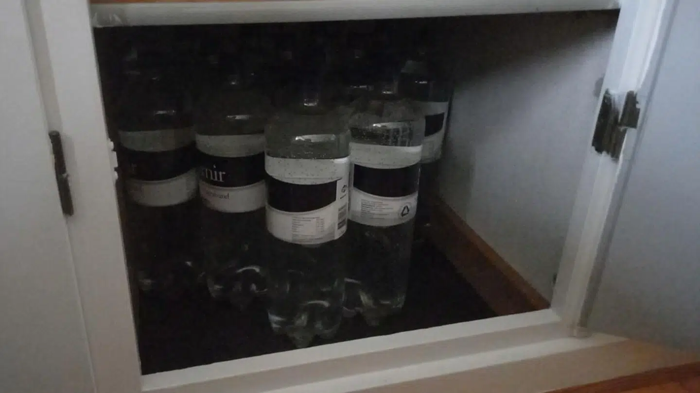 Troels Elverskov har sørget for at have vand nok til madlavning, drikke og sanitet.