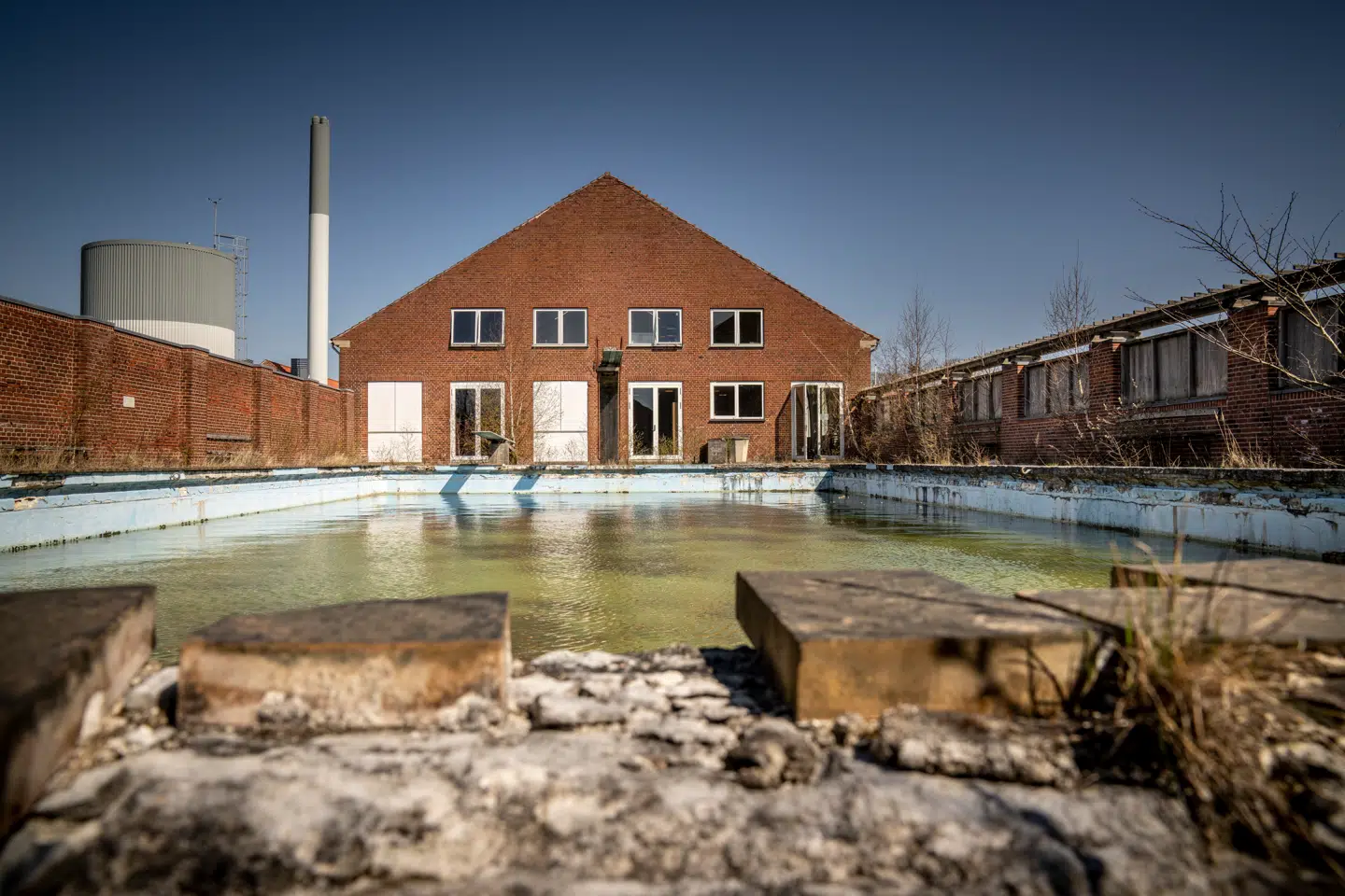 Svømmebadet på Gardekasernen stod faldefærdigt hen, fyldt med giftig pvc, i flere år, før man i oktober endelig begyndte nedrivningen.