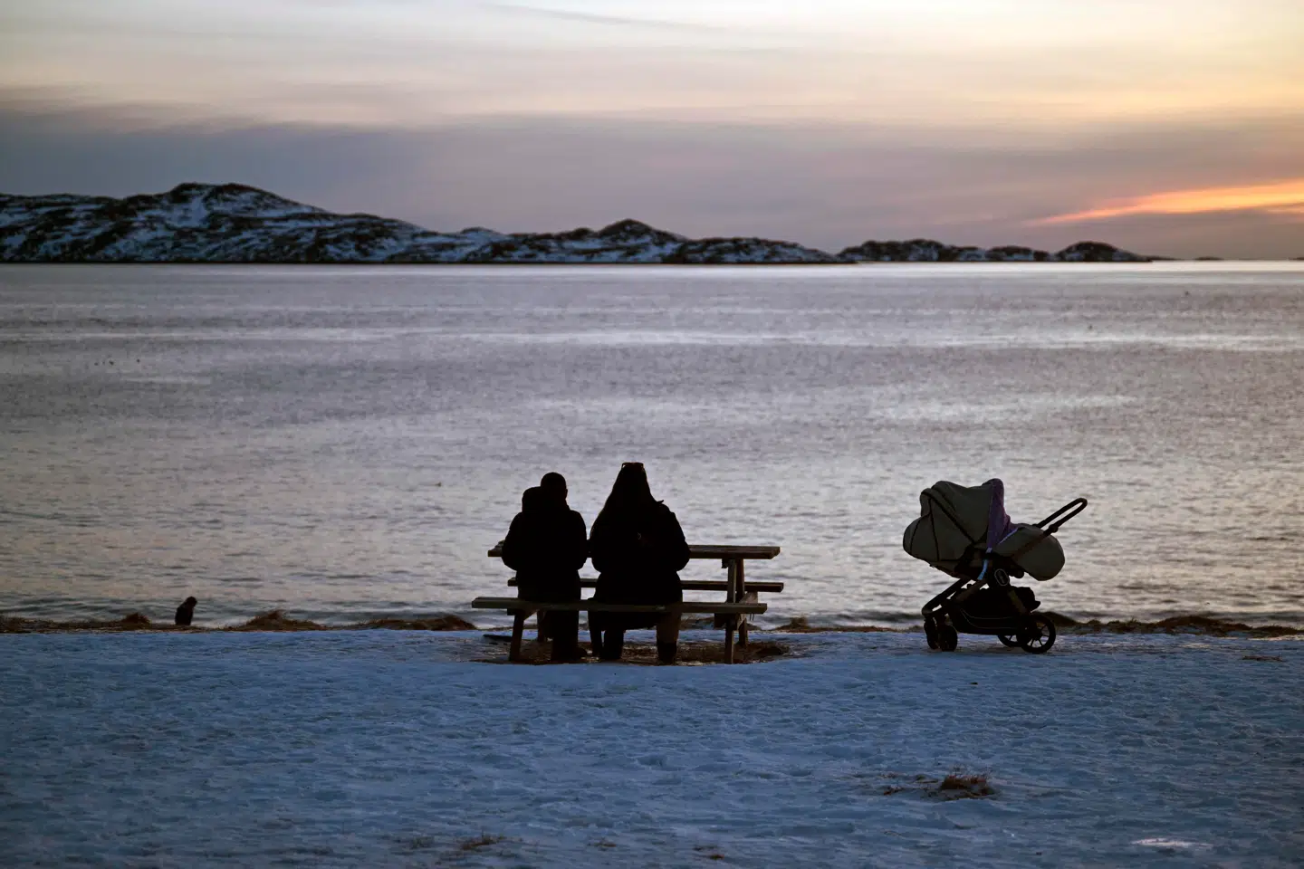To kvinder og et barn nyder udsigten over kysten nær Nuuk 25. januar i år. Grønlands hovedstad har været usædvanlig lun i de forløbne uger.