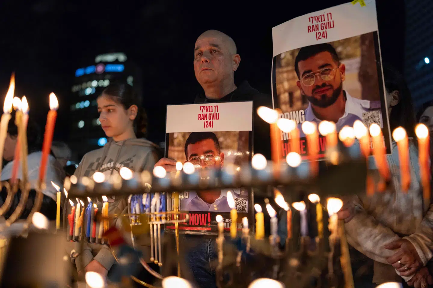 Israelere med skilte med billede af Ran Gvili på den 21. december i Tel Aviv. (Arkivfoto).