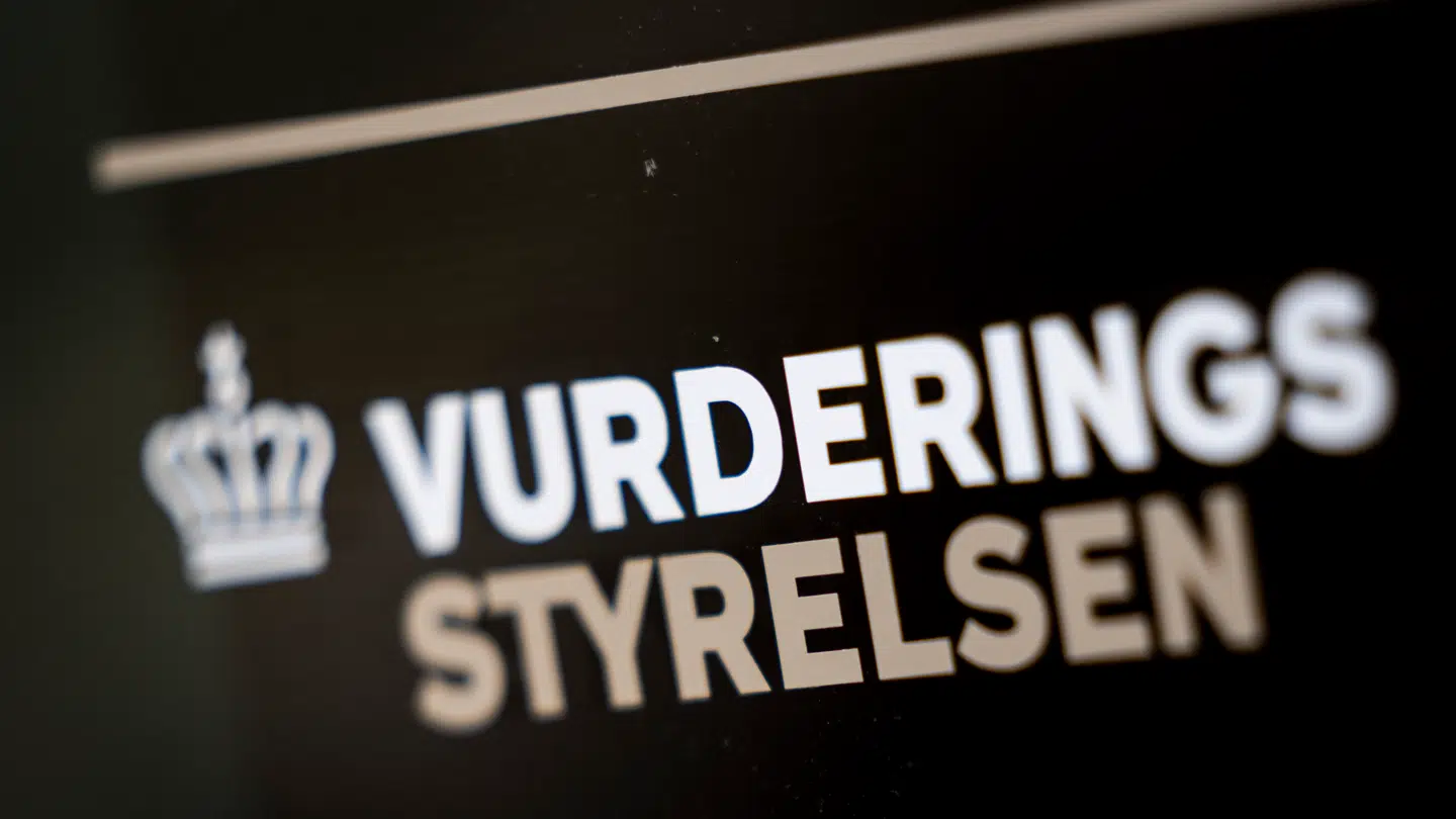 Vurderingsstyrelsens forsinkede 2022-ejendomsvurderinger er skyld i, at en række boligejere nu bliver opkærvet restskat plus rentetillæg og løbende renter, indtil restskatten er betalt.