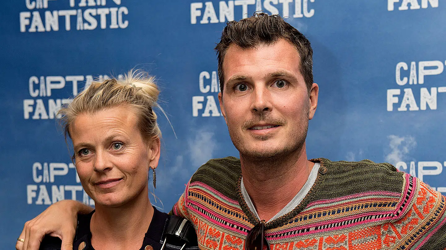 Pelle Hvenegaard (th.) flytter med sin hustru Caroline (tv.) og deres datter Ukhona til Sydafrika senere på året.