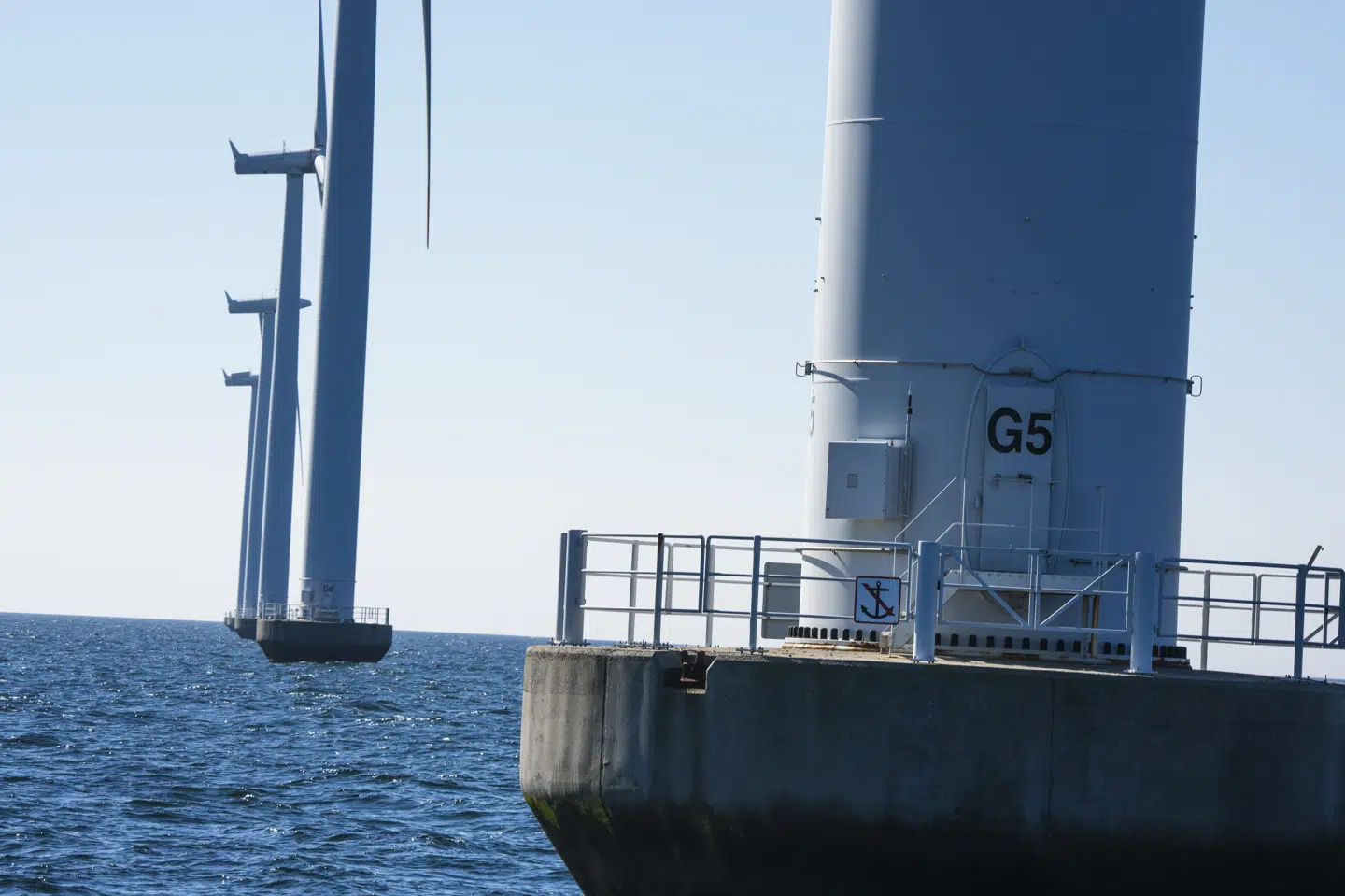 En energiø kan samle strøm fra omkringliggende havvindmølleparker ligesom Nysted Havmøllepark syd for Lolland. Energiø Bornholm er kommet et skridt tættere på at blive til virkelighed, efter at Danmark og Tyskland har indgået aftale om fordelingen af omkostninger. (Arkivfoto).