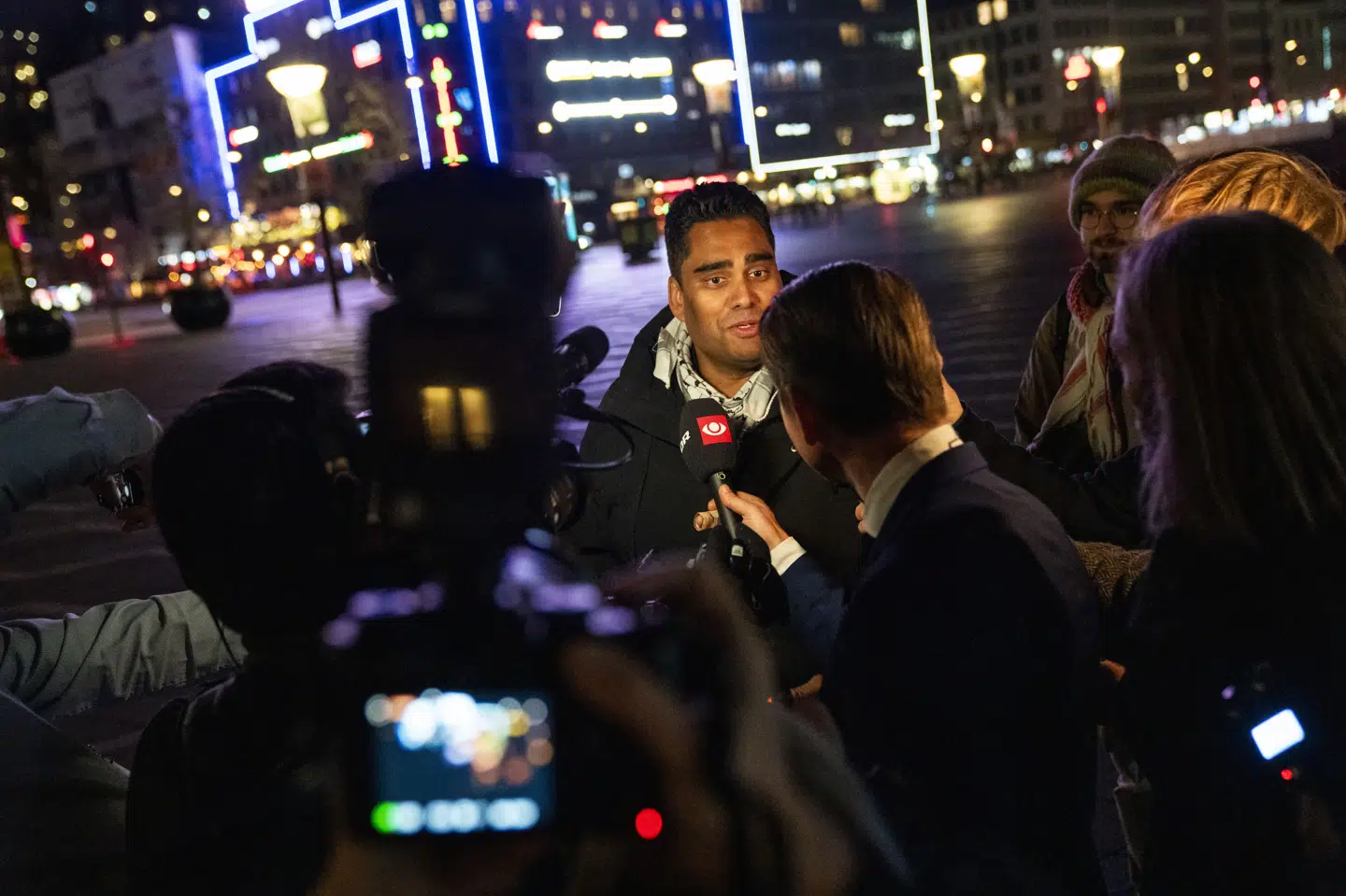 Leder af Frie Grønne Sikandar Siddique blev mødt af journalister, da han ankom til Københavns Rådhus natten efter kommunalvalget. I månederne efter valget har en sag om politikerens bopæl fyldt i medierne. (Arkivfoto).