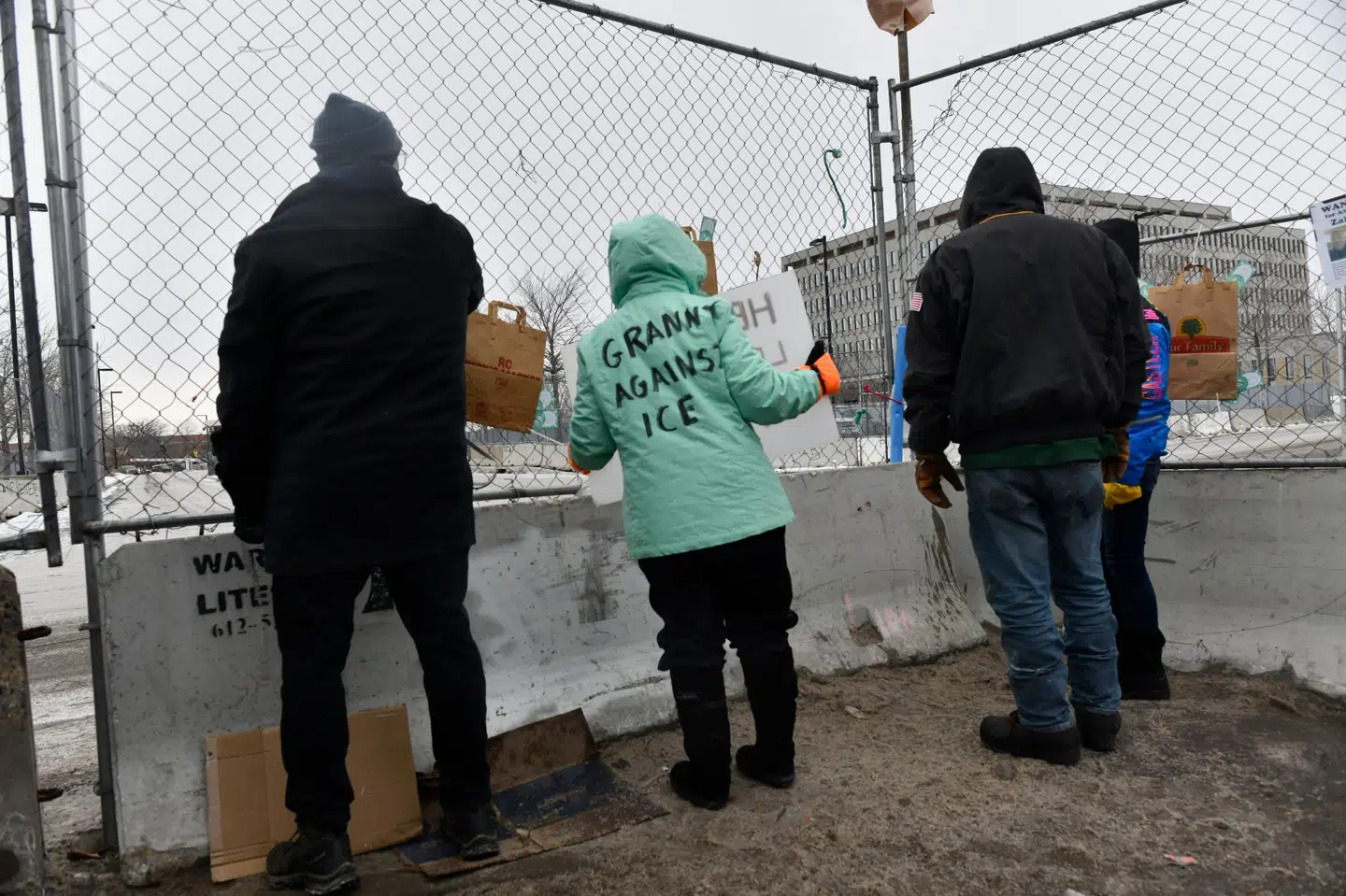 Demonstranter mod immigrationsmyndigheden ICE kan ses mandag i Minneapolis.