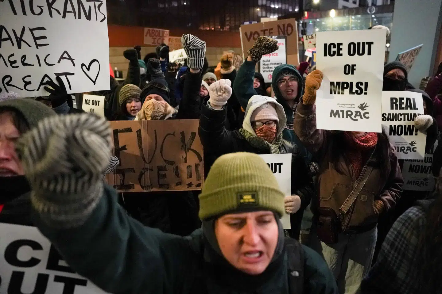 Folk kunne søndag ses til demonstration i Minneapolis i Minnesota, hvor to personer i januar er blevet dræbt af betjente.