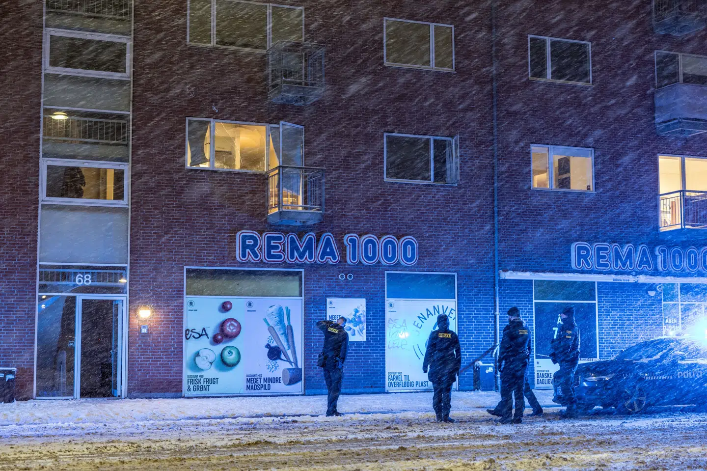 Københavns Politi fik en anmeldelse om en brand i en lejlighed i Vanløse mandag aften klokken 23.51. Et vindue ind til lejligheden på første sal er smadret.