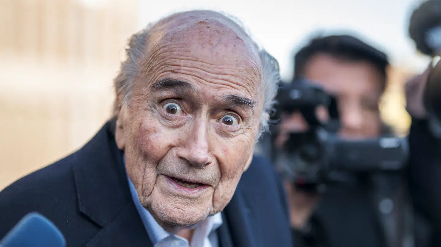 Den tidligere præsident for Fifa, Sepp Blatter, tilslutter sig opfordringer til at blive hjemme fra VM-slutrunden i USA, Mexico og Canada.