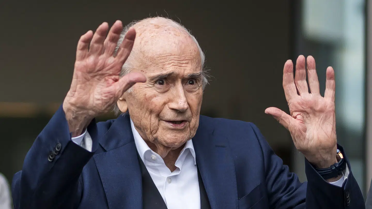 Sepp Blatter sad som præsident i Fifa fra 1998 til 2015. Han blev i 2022 frifundet i en sag om at have modtaget flere millioner kroner i korruption som præsident.