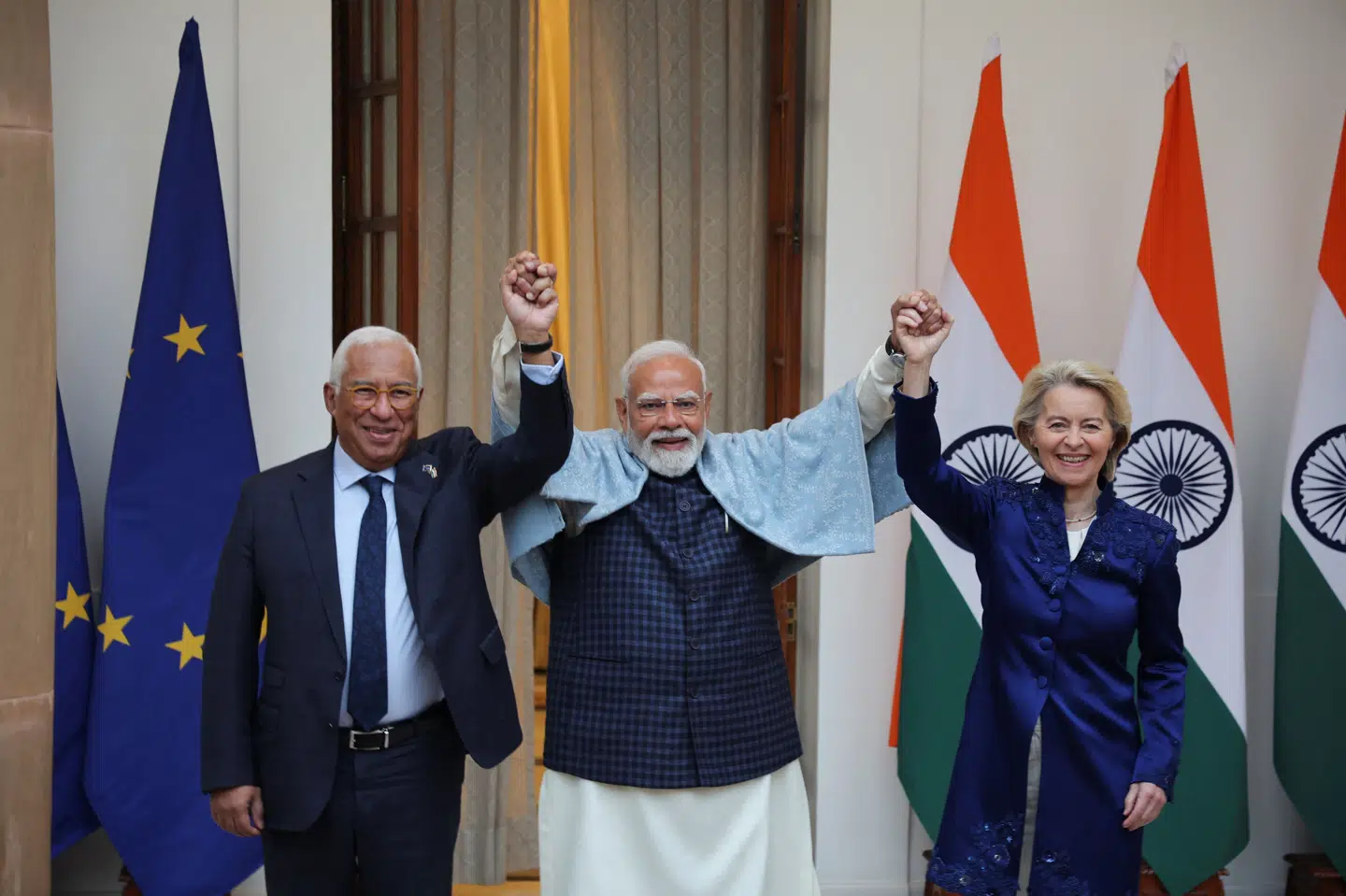 Indiens premierminister, Narendra Modi, står imellem EU-Kommisionens formand, Ursula von der Leyen, og EU's præsident, António Costa. Sammen har de indgået en frihandelsaftale for EU's og Indiens marked.