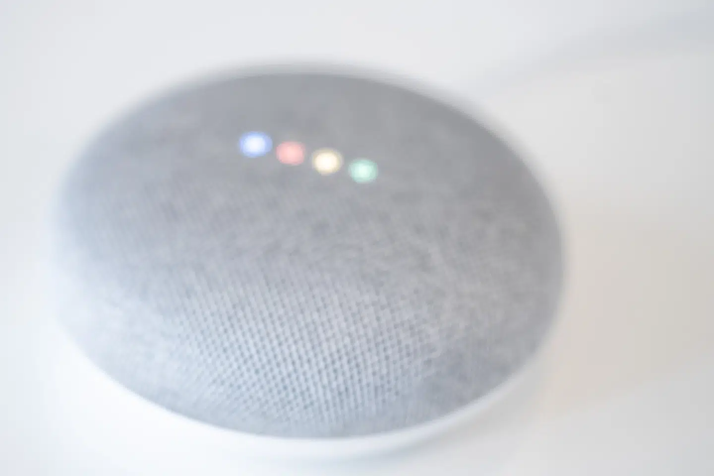 Google Assistent er bygget ind i masser af udstyr og aktiveres med en særlig sætning. Alligevel kan programmet begynde at optage private samtaler, uden at man er opmærksom på det.