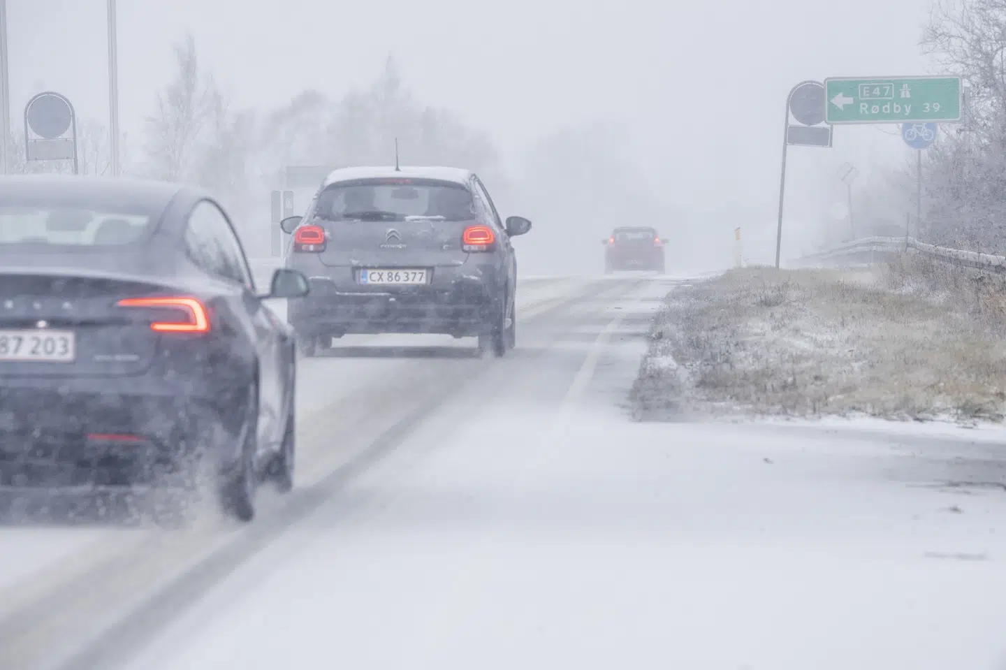 Der er faldet meget sne på Falster, her fotograferet mandag. Natten til tirsdag er der faldet mellem 10 og 15 centimeter sne på Falster, siger DMI tirsdag morgen. (Arkivfoto).