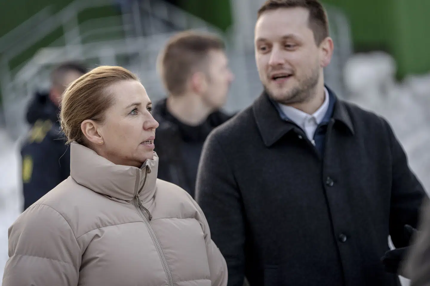 Statsminister Mette Frederiksen og Grønlands regeringsleder, Jens-Frederik Nielsen, går tur i Nuuk i Grønland fredag den 23. januar. (Arkivfoto).