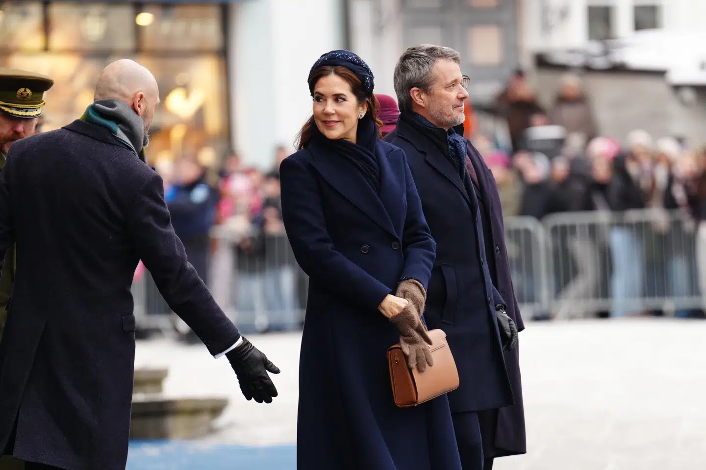 Kong Frederik og dronning Mary er tirsdag formiddag ankommet i Estland på statsbesøg. Her er de blevet taget imod på rådhuspladsen i Tallinn.