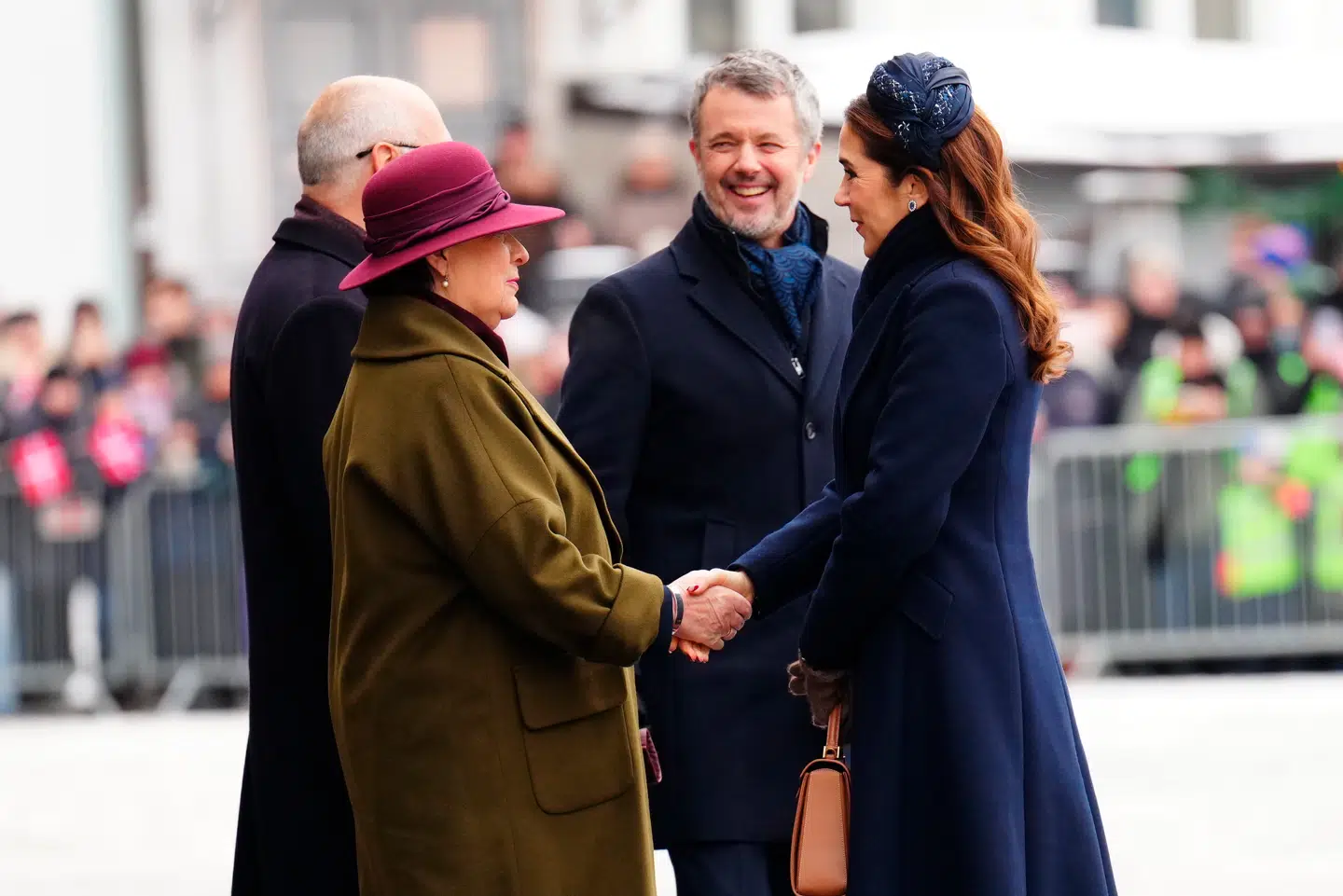 Kong Frederik X og dronning Mary modtages af det Estlands præsidentpar ved en officiel velkomst på Rådhuspladsen i Tallin i forbindelse med statsbesøget i landet.