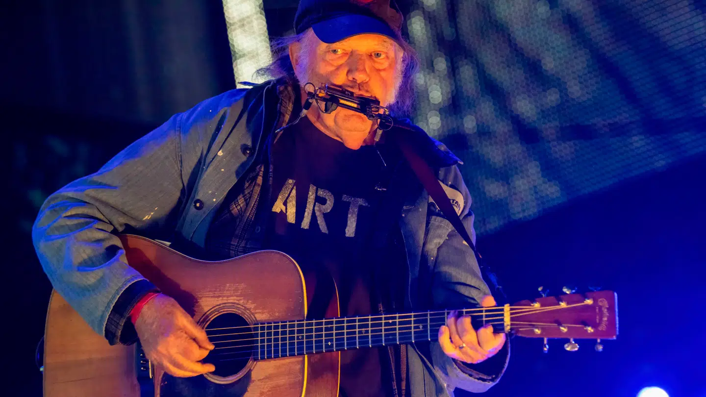 Den amerikansk-canadiske musiker Neil Young donerer hele sit stor bagkatalog til Grønland. Her ses han under en optræden på Farm Aid Music Festival i Noblesville, Indiana, i 2023.