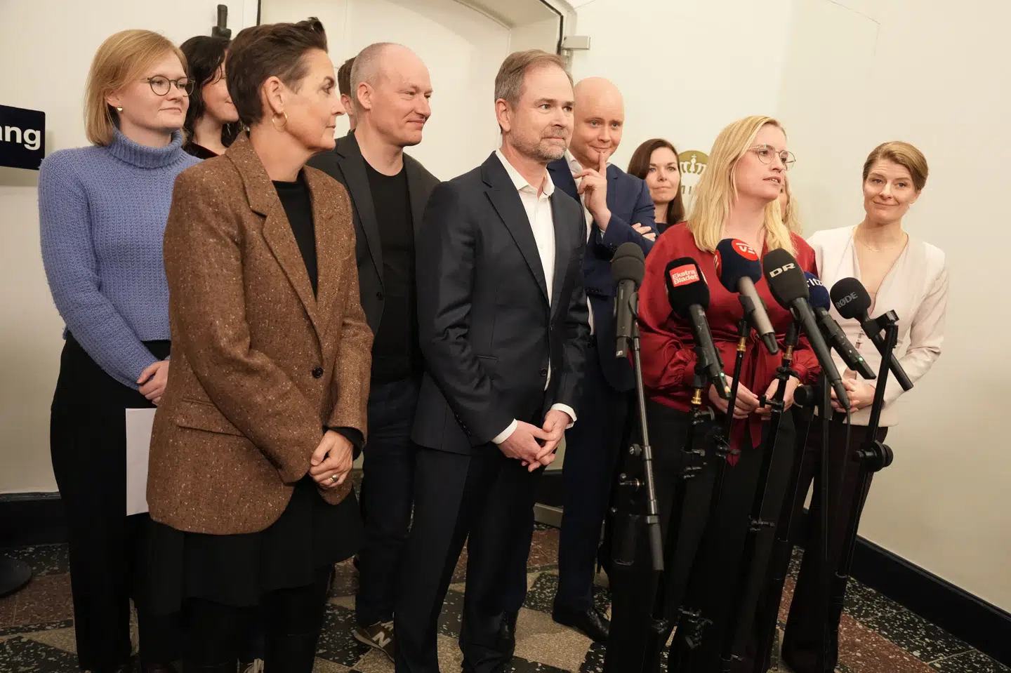 Finansminister Nicolai Wammen (S) præsenterer aftalen om en fødevarecheck sammen med regeringskollegaer og repræsentanter fra SF og Enhedslisten.