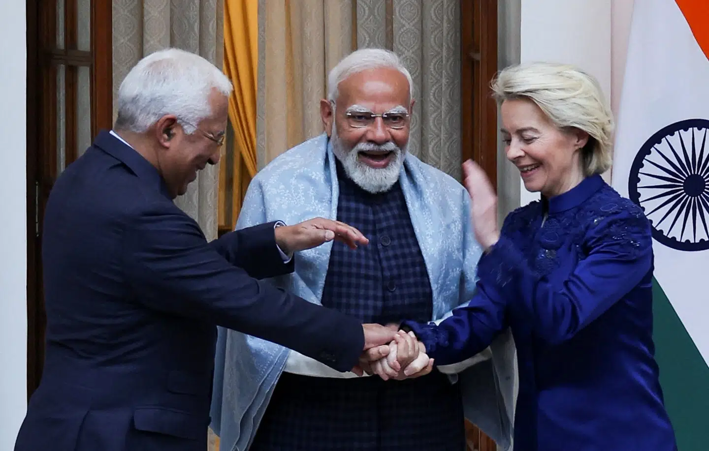 Det var EUs rådsformand, Antonio Costa, og Europa-Kommissionens formand, Ursula von der Leyen, der sammen med den indiske premierminister, Narendra Modi, gav håndslag på den historiske aftale om frihandel og samarbejde.