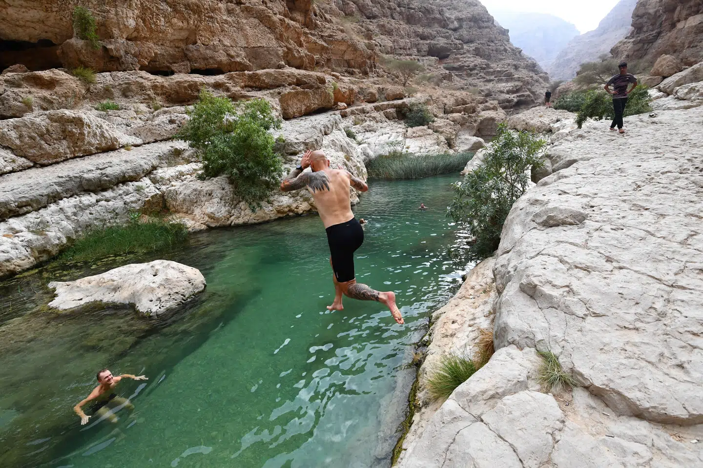 Et stigende antal turister rejser til Oman, som blandt andet byder på bjerge, kilder og strande. Tre franske turister er tirsdag omkommet i forbindelse med et bådforlis. (Arkivfoto).