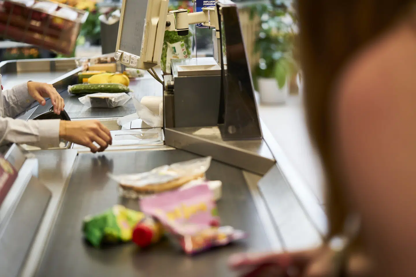 Både børnefamilier, studerende og pensionister kan se frem til lidt ekstra penge i madbudgettet, når der ifølge en ny politisk aftale udbetales kontante beløb inden sommerferien. (Arkivfoto).