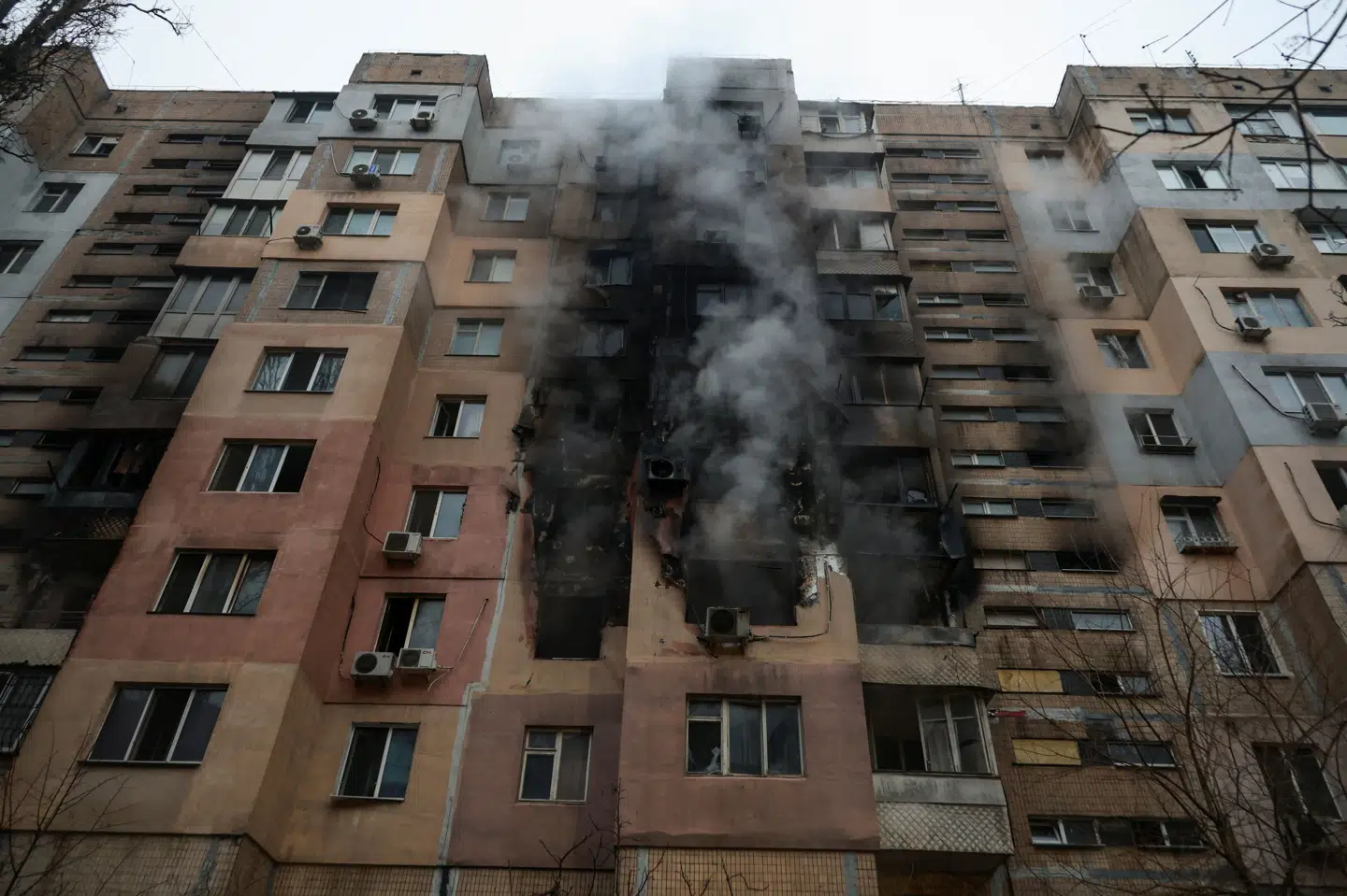 Røg stiger op fra en beboelsesejendom i Odesa, som tirsdag er blevet angrebet af russiske droner.