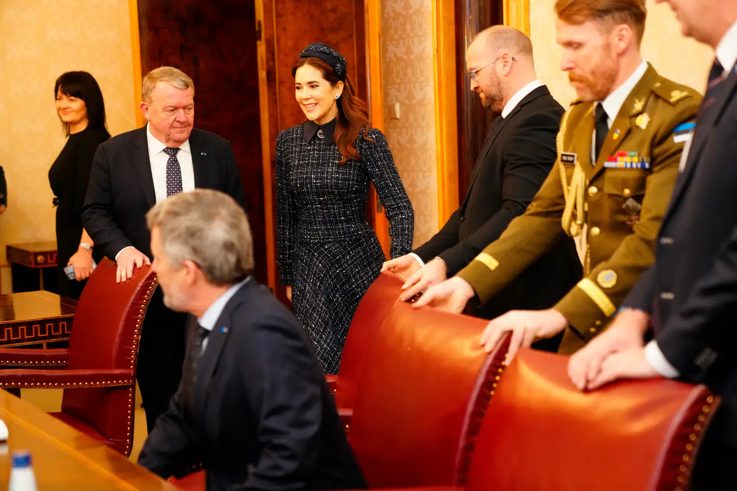 Dronning Mary bar den særlige broche under et møde med Estlands præsidentpar, hvor også udenrigsminister Lars Løkke Rasmussen blandt andet deltog.