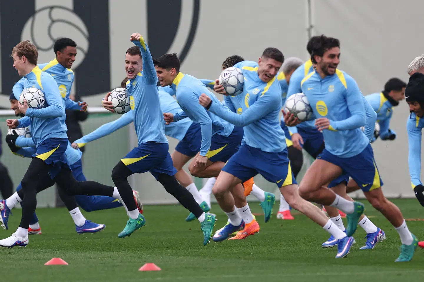 Der var godt humør på Barcelonas træningsanlæg, Joan Gamper, forud for onsdagens møde i Champions League med FC København. Men Andreas Christensen er stadig ikke i stand til at deltage.