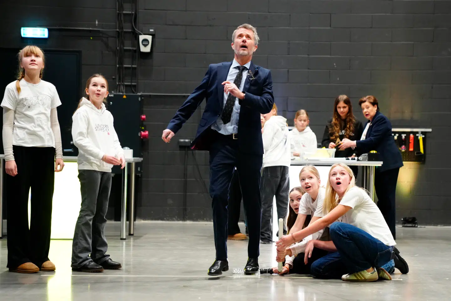 Både kong Frederik og pigerne, der havde været med til at lave raketten, fulgte den nøje efter affyring.