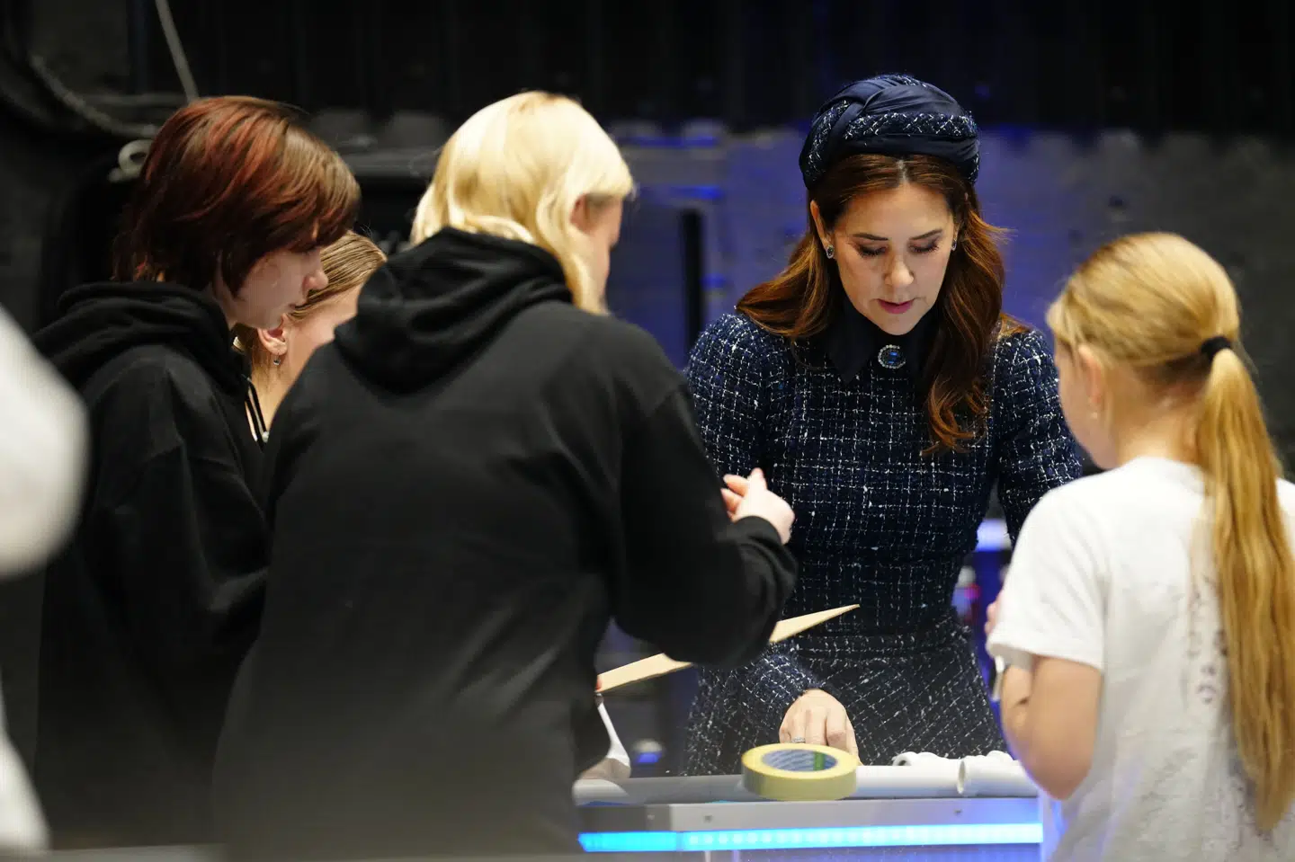 Dronning Mary byggede en raket med papir og tape sammen med sit hold i det moderne læringscenter Rakett69 Science Studios.