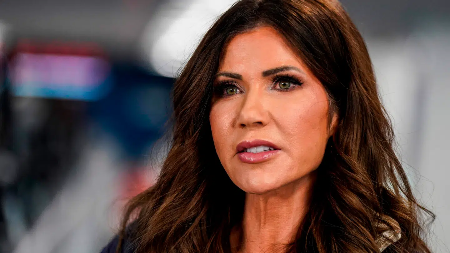 Kristi Noems job hænger angiveligt i en tynd tråd.