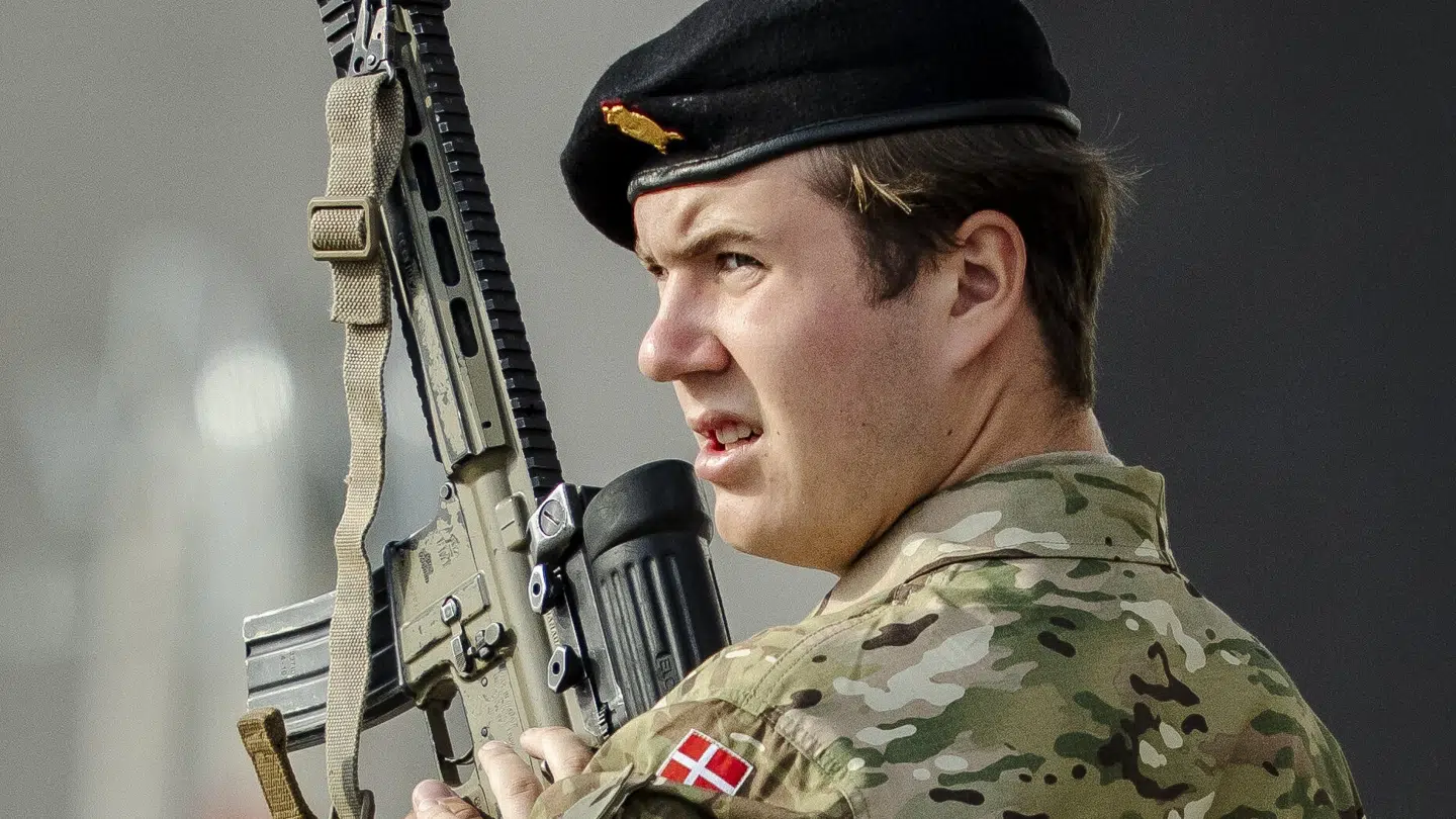 Kronprins Christian ses her på skydeøvelse på Antvorskov Kaserne i Slagelse, men til sommer rykker han videre til Høvelte Kaserne, som selv hans kommende chefer har begrædt tilstanden af.