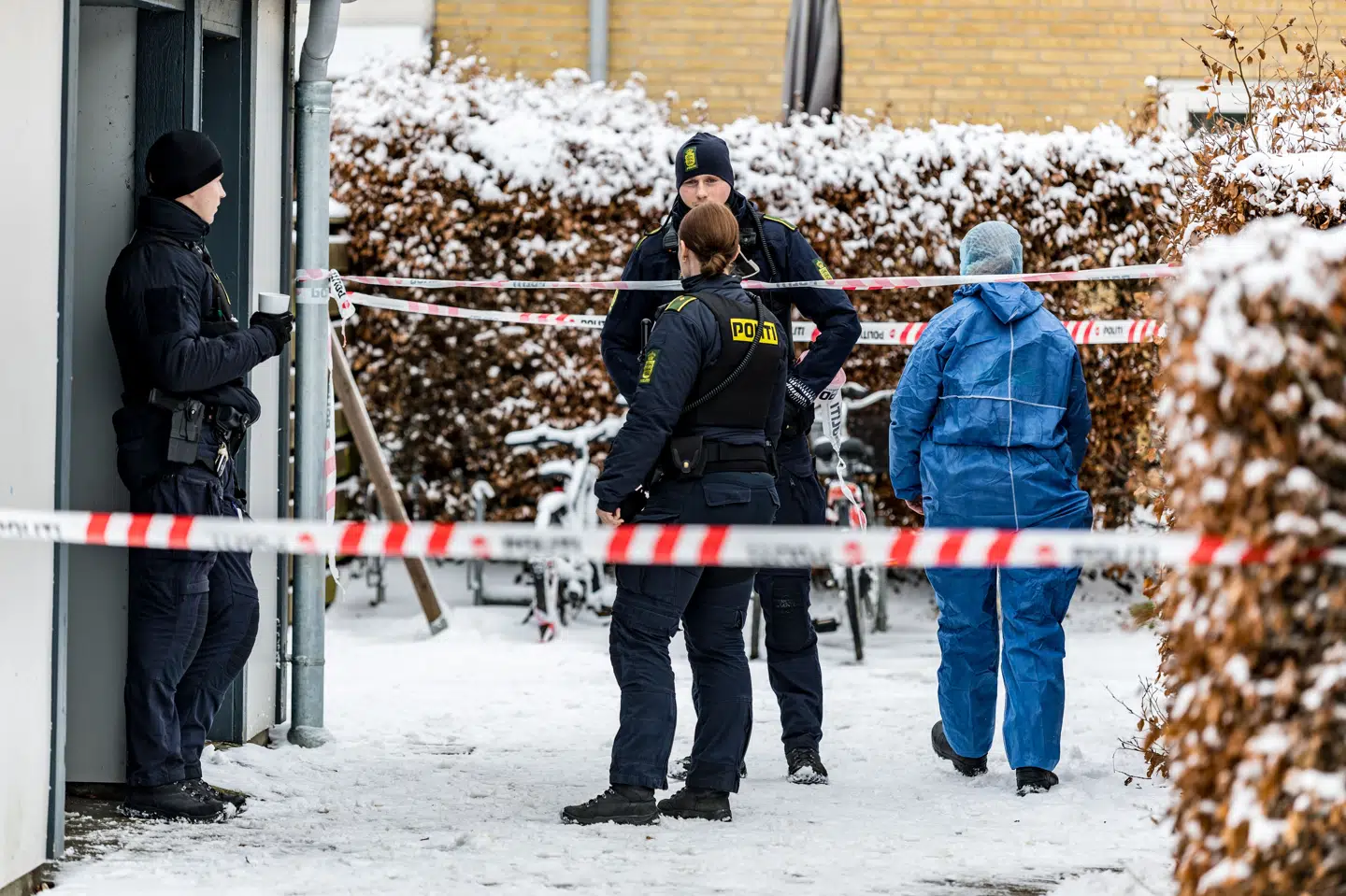 Politiet rykkede tirsdag ud til en hændelse ved et rækkehus på Rosenhegnet i Høje Taastrup. Tirsdag eftermiddag lyder det, at efterforskningen indikerer, at der ikke er sket noget kriminelt.