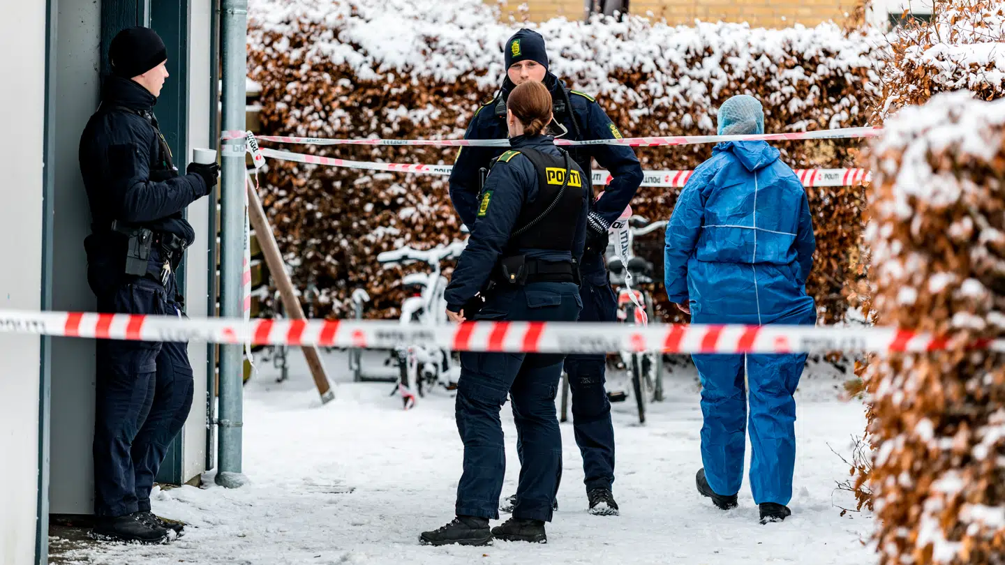 Politi og beredskab arbejder ved rækkehus i Rosenhegnet i Taastrup, tirsdag den 27. januar 2026. Københavns Vestegns Politi er tirsdag til stede ved Rosenhegnet i Taastrup, hvor de undersøger en personfarlig hændelse.