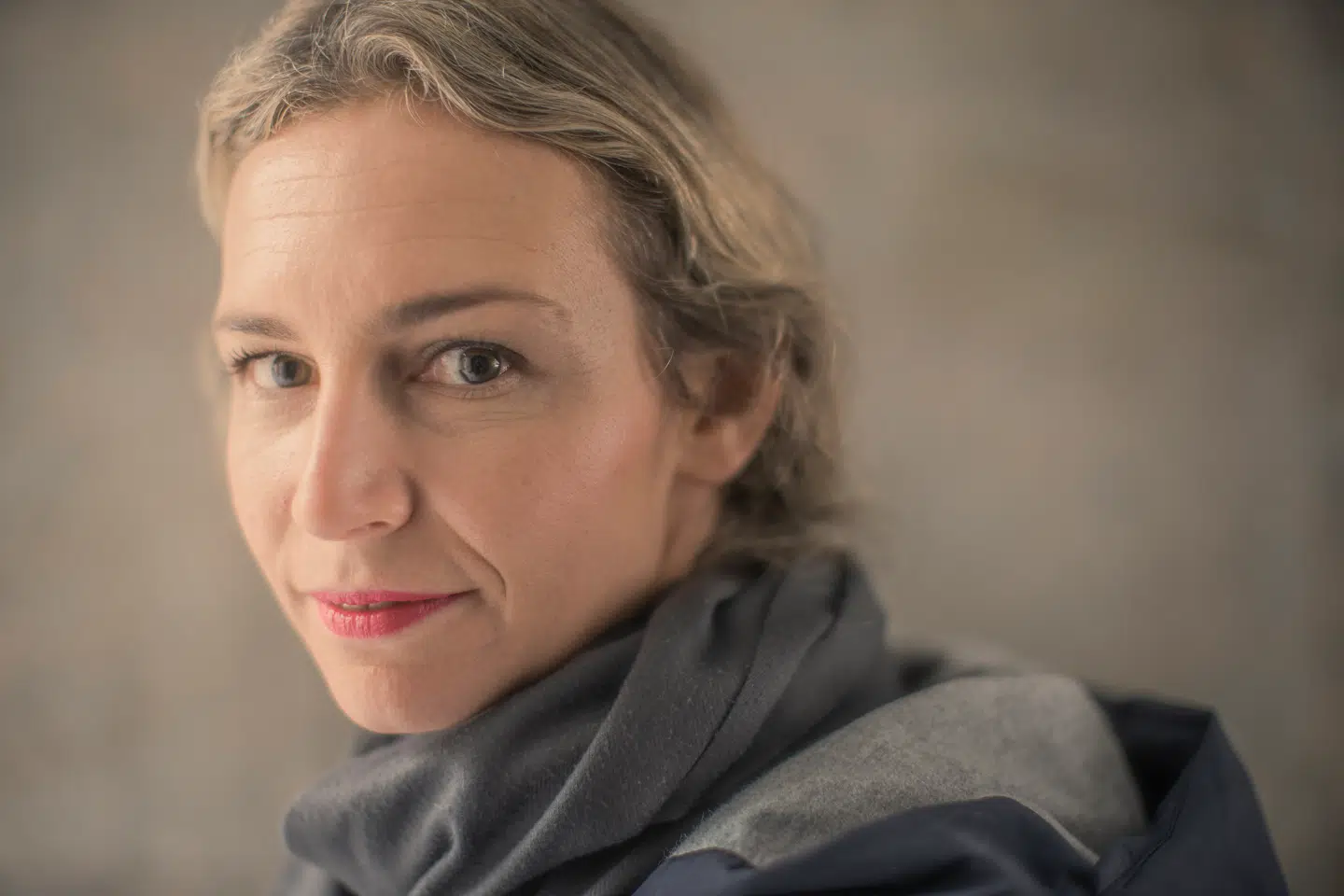 Lea Ypi vil forsvare sin elskede farmors værdighed. Hun går med imponerende ildhu til opgaven.