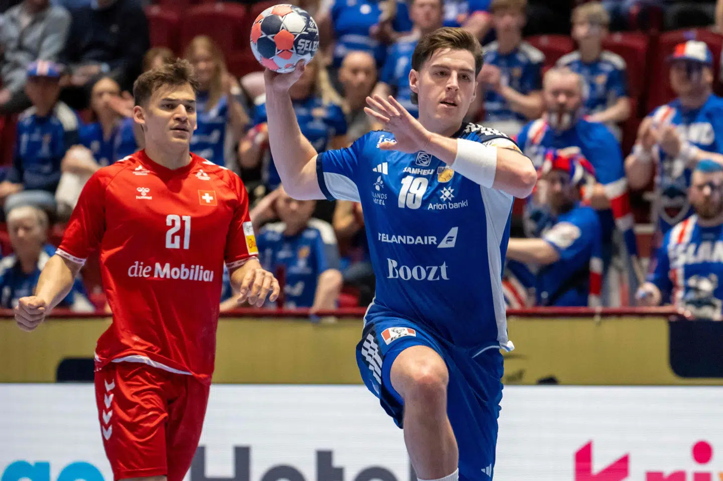 Ellidi Vidarsson og resten af det islandske hold var på hælene mod Schweiz.