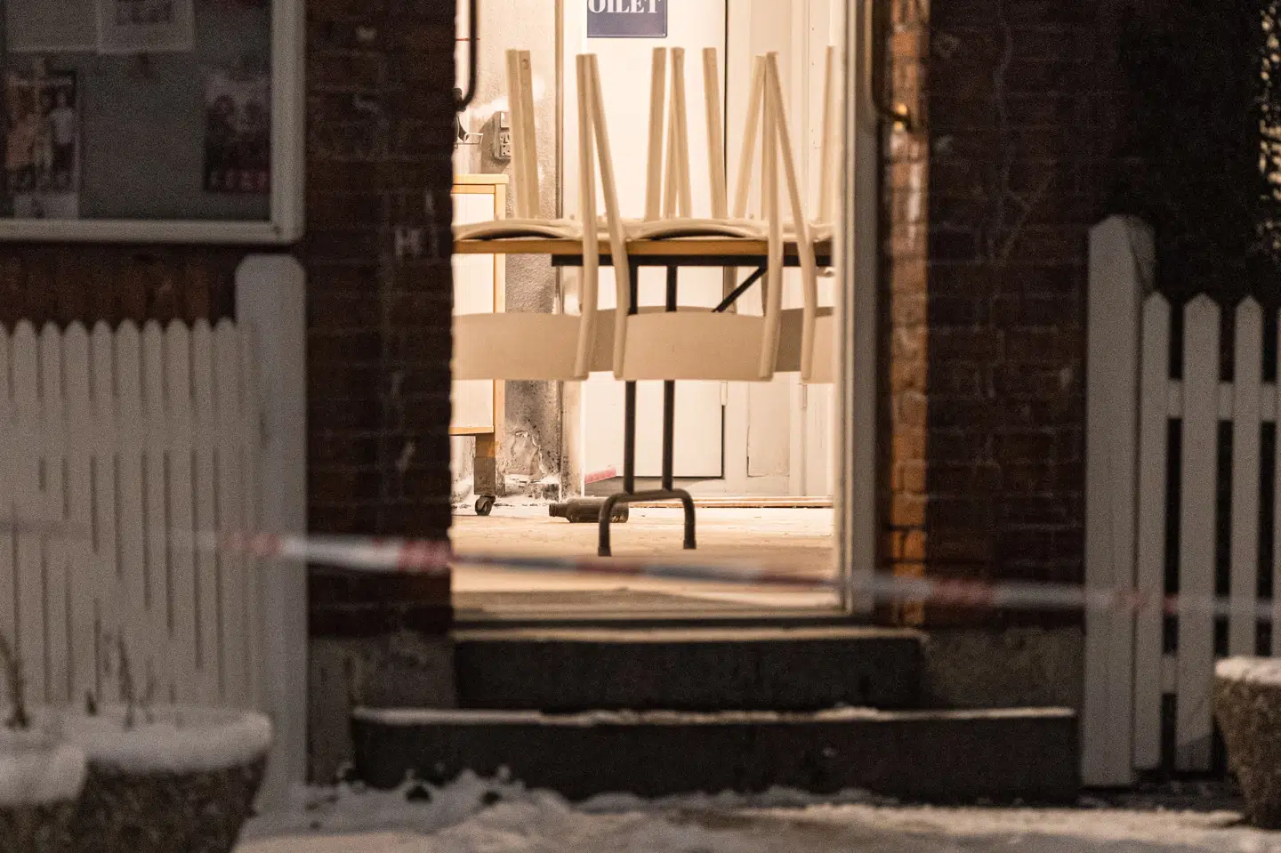 En ukendt genstand har ødelagt en rude på en adresse på Østerbro, hvor der ifølge politiet ligger et fælleshus.