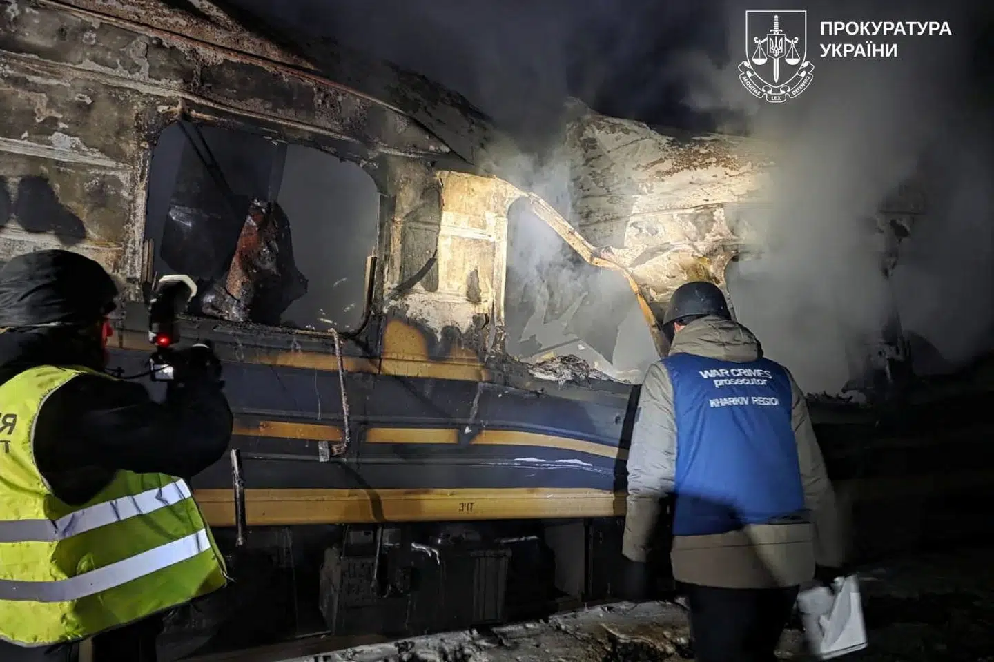 Den angiveligt ramte togvogn fra angrebet, hvor et tog i Ukraine blev mål for et droneangreb med tre droner. Den ukrainske anklagemyndigheds kontor har udleveret billedet.