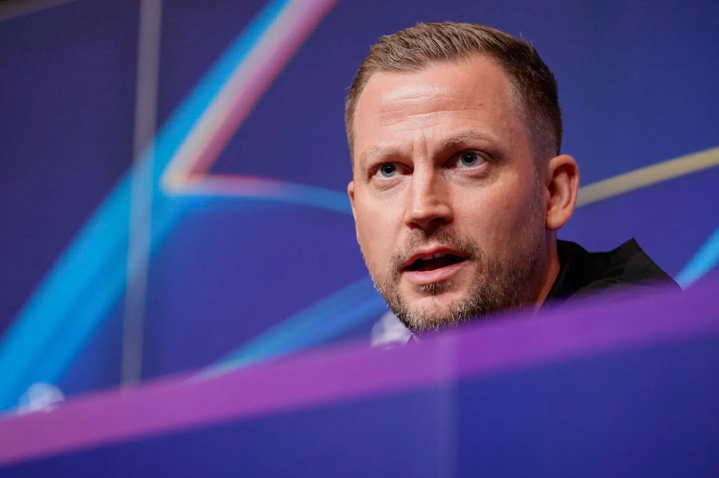 Jacob Neestrup opildner sine spillere til at tage bolden til sig i onsdagens Champions League-kamp mod ellers boldfaste Barcelona.