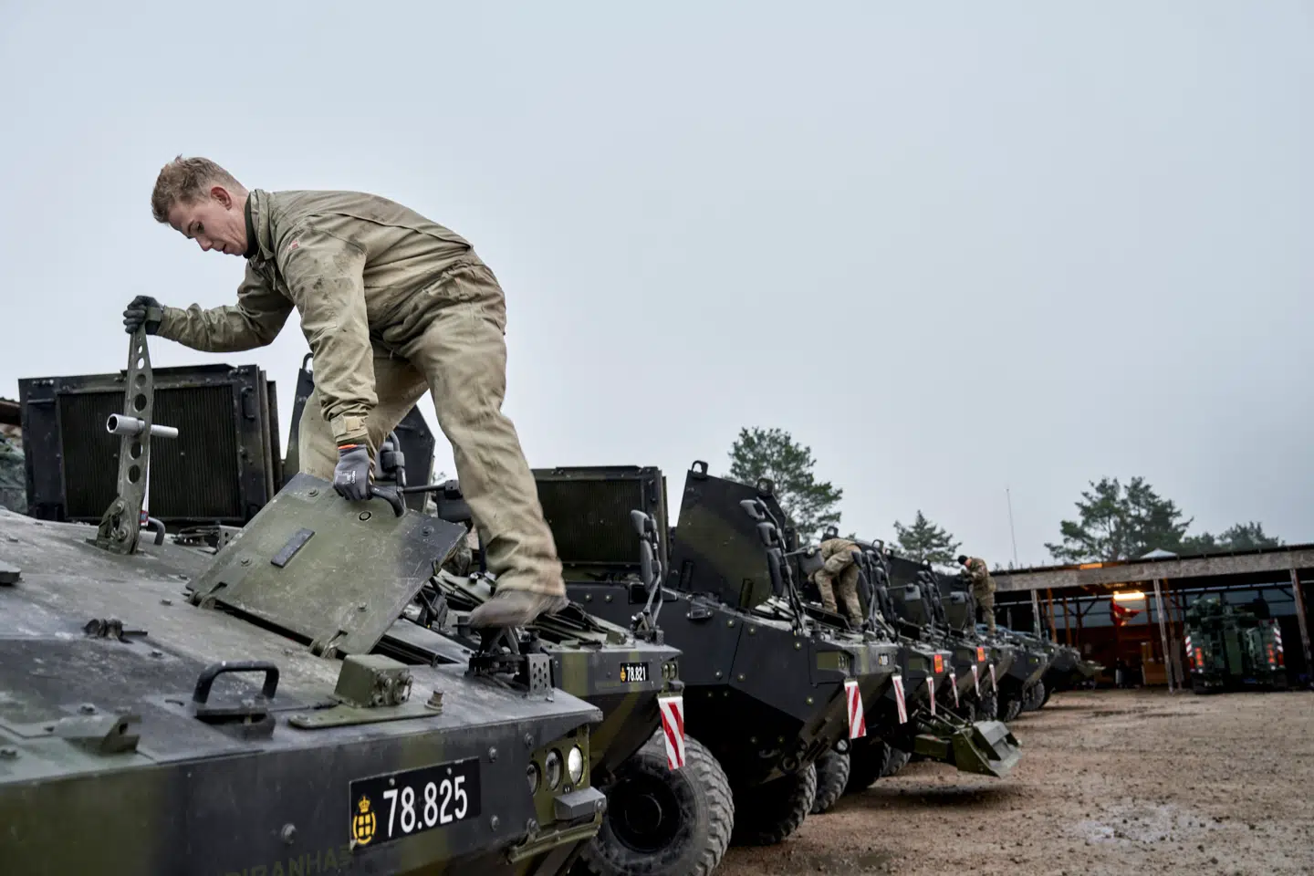 Vi befinder os i historisk usikre tider, og det er vores soldater, der står i første række. Selvfølgelig skal de have en ordentlig løn, skriver Amalie Lyhne i denne leder. Her ses danske soldater i Camp Valdemar uden for Riga i Letland i 2024. Foto: Niels Ahlmann Olesen