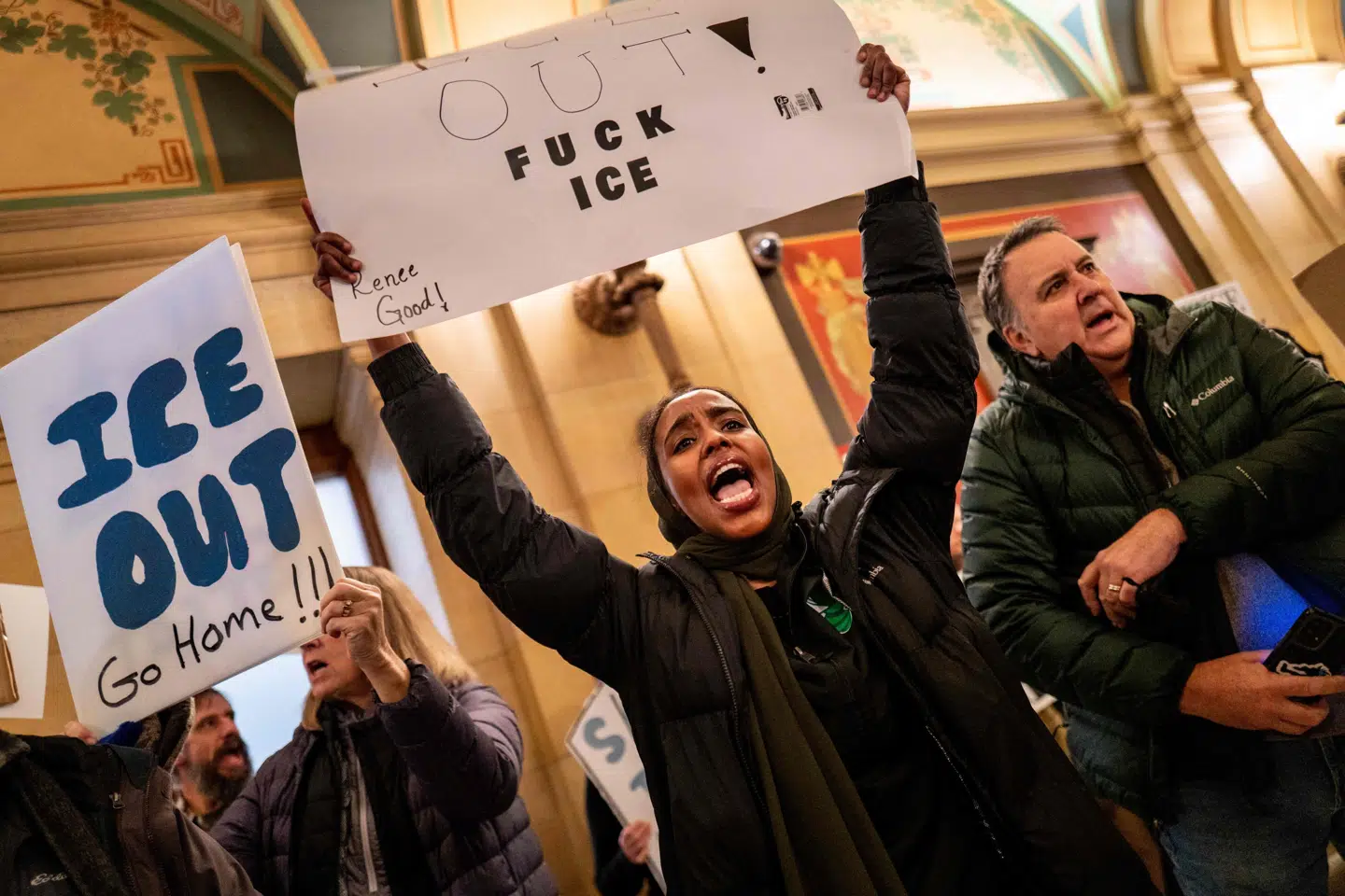 Billede fra tirsdag hvor folk demonstrerede mod immigrationsmyndigheden ICE i Minnesota State Capitol. Ecuador siger, at ICE-betjent har forsøgt at trænge ind i landets konsulat i Minneapolis i Minnesota. (Arkivfoto).