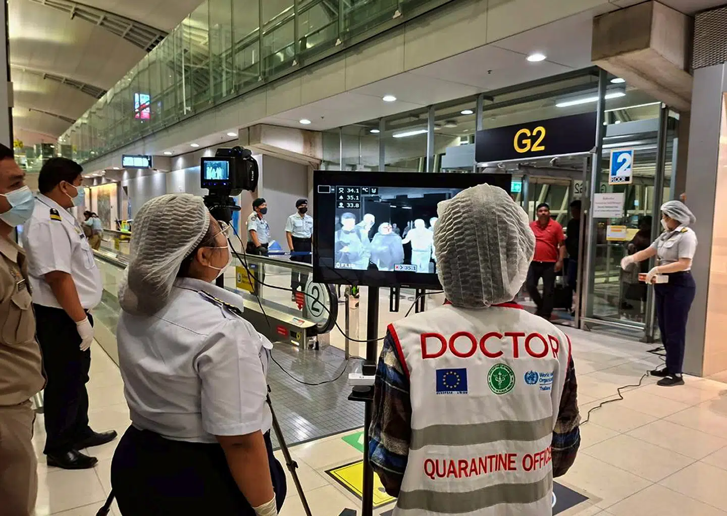 I den internationale lufthavn i Bangkok gennemfører man nu sundhedstjek for at standse spredningen af den dødelige Nipah-virus.